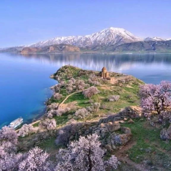 Фотография 1 - Озеро Севан, Монастырь Севанаванк, Дилижан, Монастырь Гошаванк, Монастырь Агарцин.