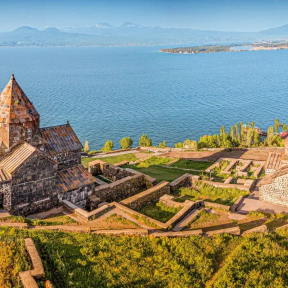 Фотография 3 - Переезд в Тбилиси. Озеро Севан, монастырь Севанаванк