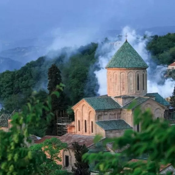 Фотография 1 - Рейс Минск-Кутаиси. Обзорная экскурсия по Кутаиси + Храмы