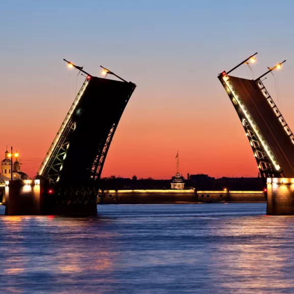 Фотография 3 - Обзорная  экскурсия по Санкт-Петербургу. Ночная экскурсия с разводом мостов